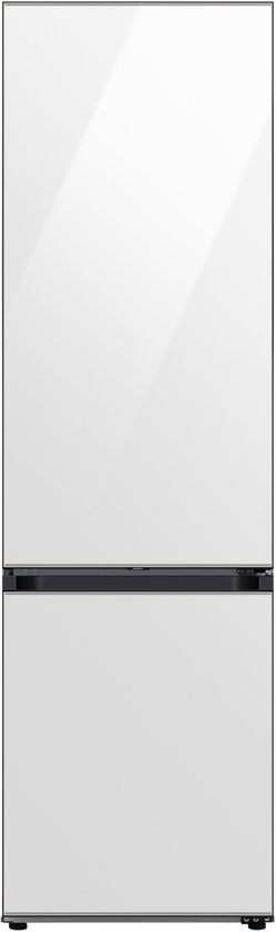 Witte koel-vriescombinatie van Samsung met een spiegelende glazen deur en een donkere handgreep tussen de koel- en vriessectie.