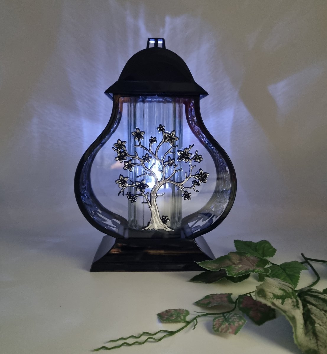 Herdenkingslicht - L-23d - Lantaren - Levensboom - Rozen - Zilver - Led-kaars 2400 uur - Windlicht - Graflicht - Graflantaarn - Grafdecoratie