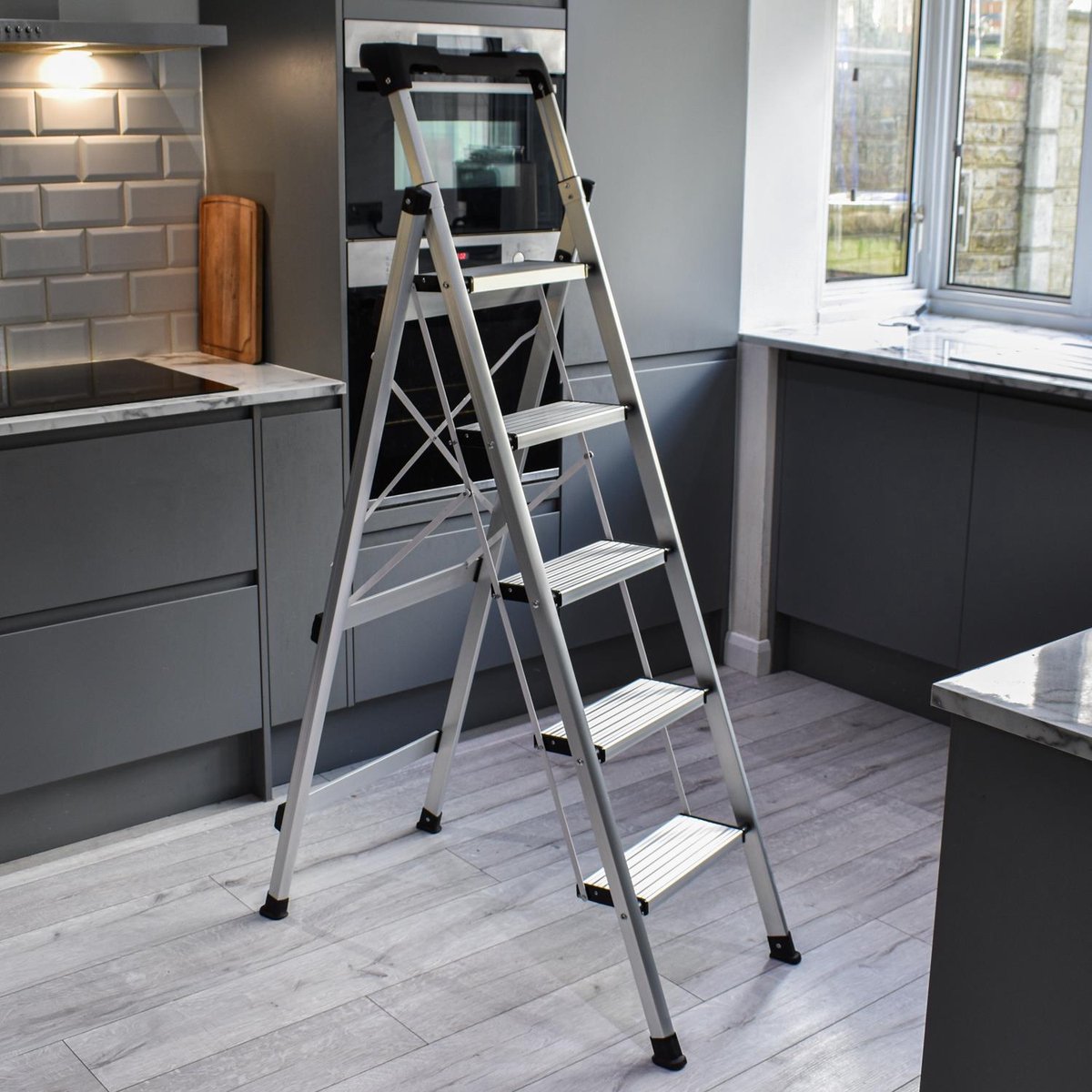 Home Master® Compacte Opstapladder – 5 Treden – Lichtgewicht Aluminium – Opvouwbaar voor Gemakkelijke Opslag – 100 kg Draagvermogen