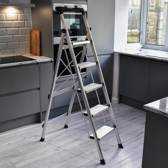 Lichtgewicht aluminium opstapladder met 5 treden in een moderne grijze keuken.