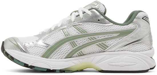 Zij-aanzicht van de witte ASICS Gel-Kayano 14 sneaker met zilveren en groene details.