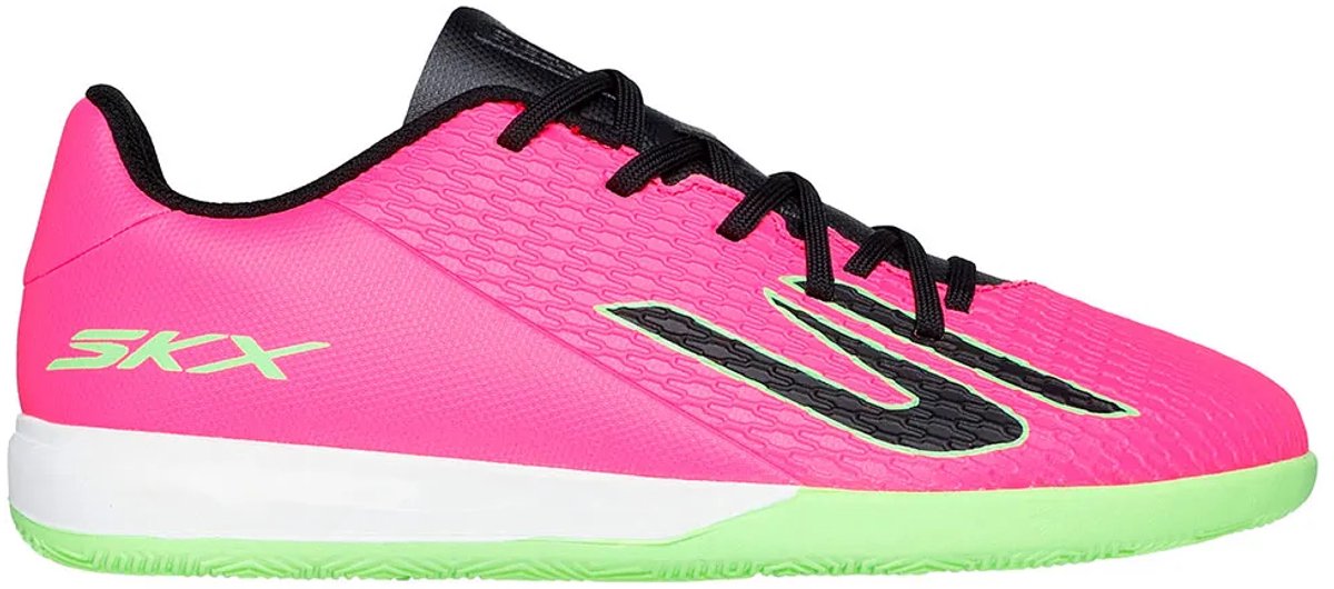 Skechers voetbal schoenen in felroze met zwart en groen, ontworpen voor comfort en balcontrole, maat EU 33 1/2.
