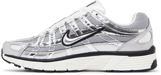 Zilverkleurige Nike P-6000 sneaker met zwarte swoosh en witte tussenzool.