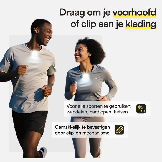 Man en vrouw rennen lachend, dragen GearGlow lampje op hun shirt. Het lampje is makkelijk te bevestigen met clip.