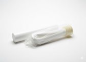Een witte sedimentfilter en een witte ultrafiltratiemembraan verpakt in plastic, op een witte achtergrond.