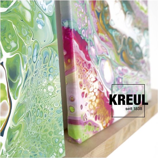 Close-up van twee schilderijen met acrylverf in marmerlook. Een groen met witte patronen, de ander roze, goud en blauw.