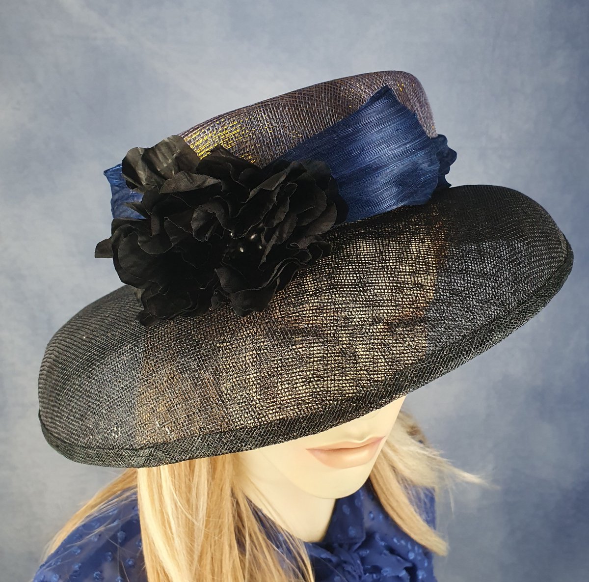 Creaciones Hoeden Collectie – Fascinator – Sinamay zwart/blauw – Abaca-zijde – Maat 57 – Handgemaakt en Uniek