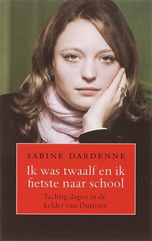 Boekomslag met een portret van een jonge vrouw met een roze sjaal. Titel: Ik was twaalf en ik fietste naar school.