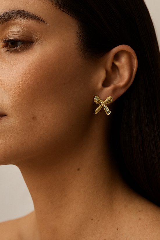 Lundholm Oorknopjes Dames Groot jewellery – Premium Stainless Steel Gold Plated Oorbellen Groot Gouden Oorbellen Dames – Strik Oorstekers (2,65 × 3 cm) My Celia Statement Oorbellen Goud kleurig – Grote Oorknopjes - Sieraad Luxe Geschenkverpakking