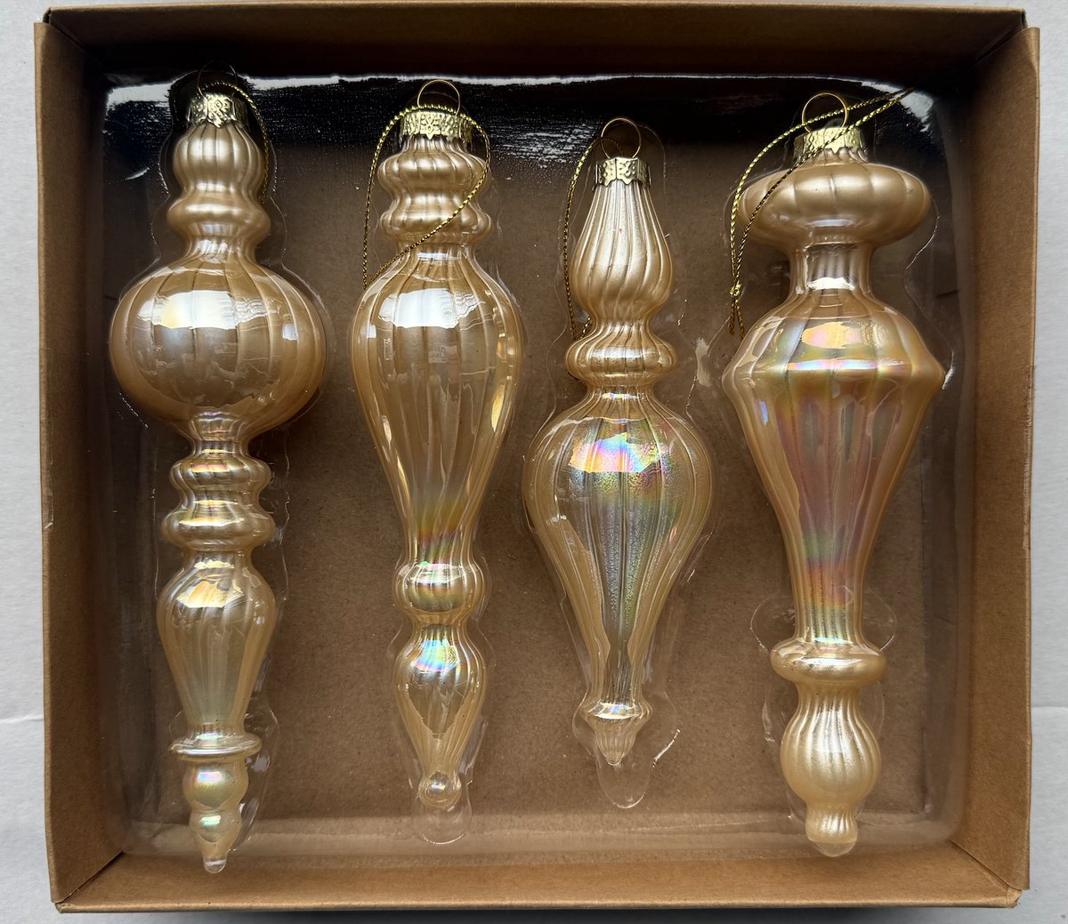 Set van 4 goude kerstornamenten met parelmoerglans – 15 tot 18 cm – klassieke druppel- en pegelvormen - Glas