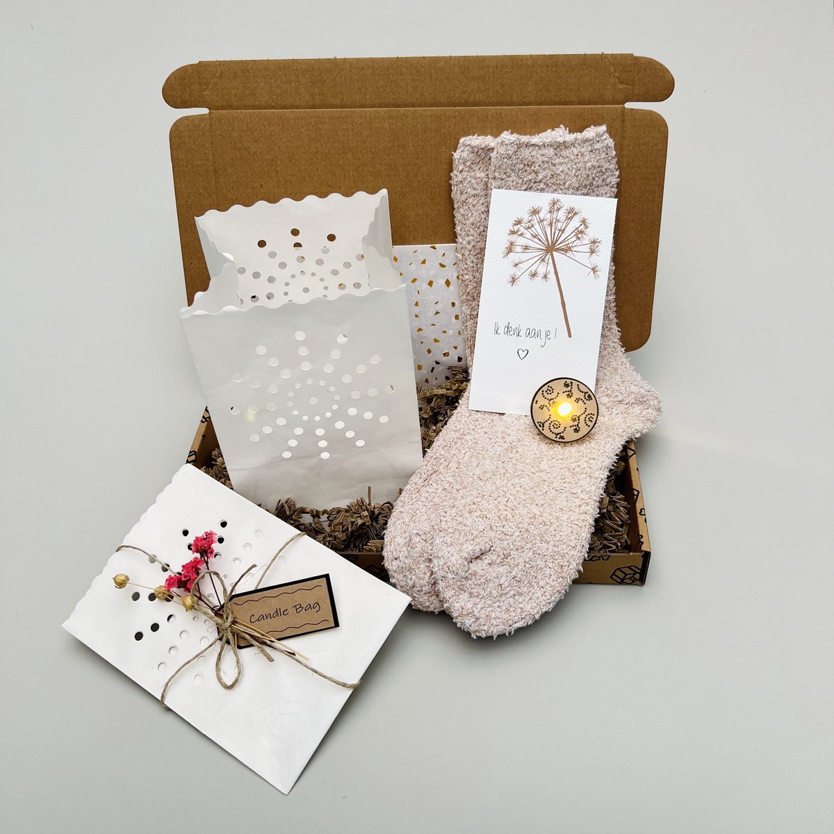 Ik denk aan je cadeau - cadeau per post - beterschap - steun - brievenbus cadeau met wollen sokken en candlebag - lichtpuntje voor jou - sterkte cadeau