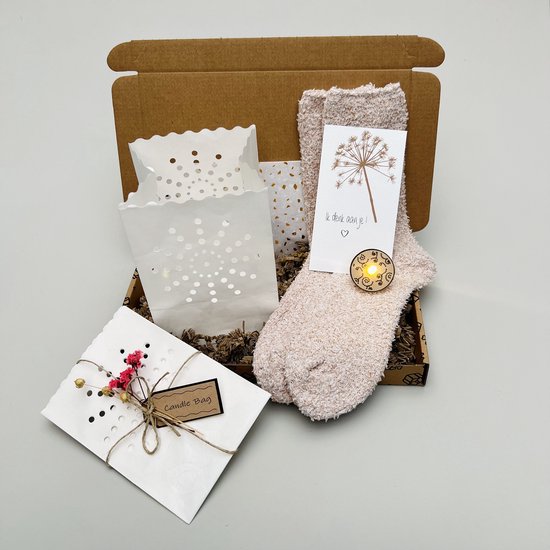 Ik denk aan je cadeau - cadeau per post - beterschap - steun - brievenbus cadeau met wollen sokken en candlebag - lichtpuntje voor jou - sterkte cadeau