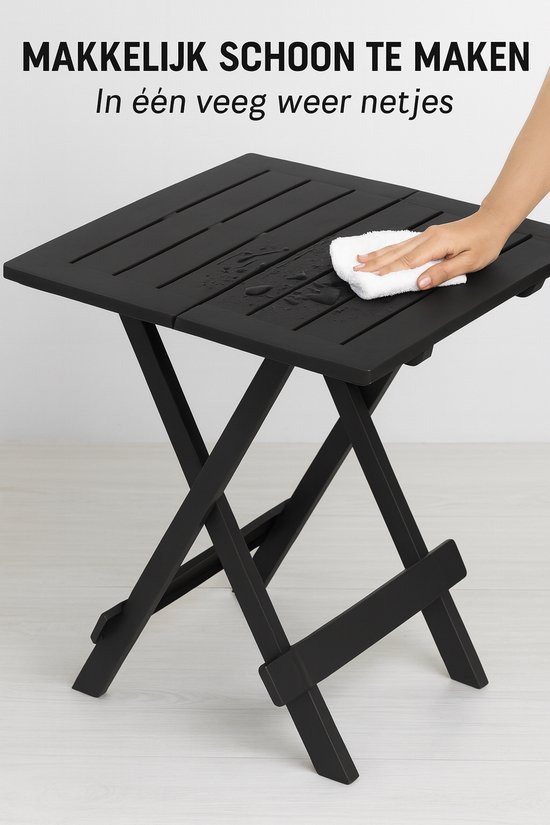 Zwarte inklapbare tafel wordt schoongemaakt met een wit doekje.