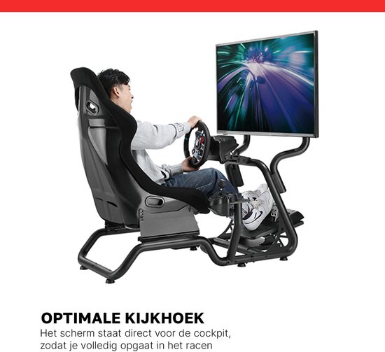 Man zit in een zwarte racesimulator, stuurt en kijkt naar een scherm met racegame.