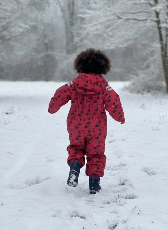 Meisje in rood regenpak met donkerblauwe bloemenprint, wegrennend in de sneeuw.