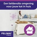 Een witte wandverdamper met een Feliway Classic flesje, aangesloten op een stopcontact. Een kat ligt op een bank. Paarse stippen in de lucht.