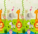 Dubbelzijdig speelkleed met safari thema. Afbeelding van leeuwen, zebra's, olifanten, giraffen, apen, nijlpaarden, flamingo's, vlinders, palmbomen en gras.