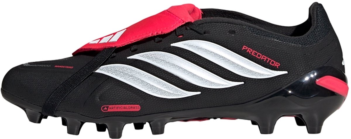 Zwarte adidas Predator League voetbalschoenen met een vouwbare tong en Nanostrike-bovenwerk, ontworpen voor precisie.