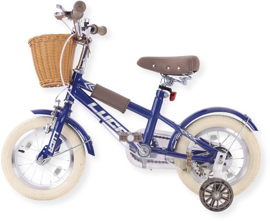 Blauwe kinderfiets met rieten mand, bruin zadel en zijwieltjes.