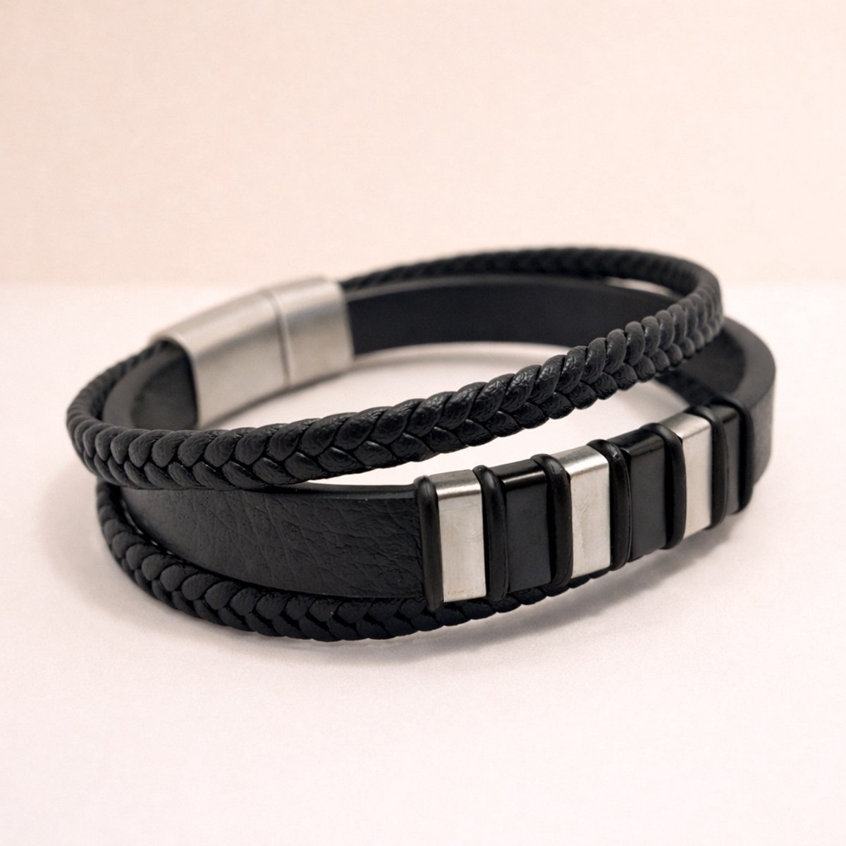 Assieraad - Asarmband met vulsetje - Mini urn - Lederen armband - Leer - Zwarte band met twee gevlochten banden - Zilveren en zwarte details - Maat Medium - 21 centimeter