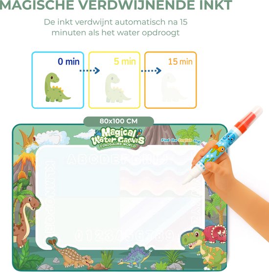 Een kind gebruikt een waterpen op een dino watermat (80x100 cm), illustrerend hoe de inkt verdwijnt.