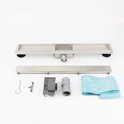 Complete RVS douchegoot set met alle onderdelen, waaronder een flens, zeef, adapter en waterdichtingsmembraan.