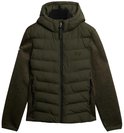 Groene Superdry jas met gewatteerd voorpand, capuchon en gebreide mouwen. Logo op de linker borst.
