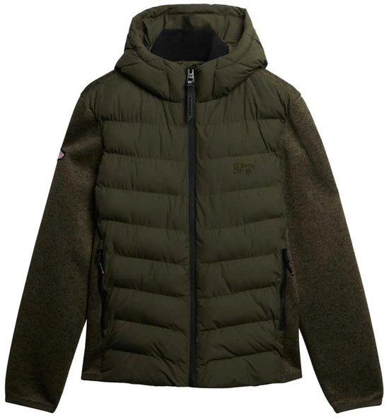 Groene Superdry jas met gewatteerd voorpand, capuchon en gebreide mouwen. Logo op de linker borst.