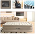 Collage d'un matelas pneumatique Intex, comprenant des gros plans de la pompe, un sac de transport et la structure interne.