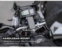 Motorrijder met Quad Lock stuurbevestiging en telefoonhouder op de motor.