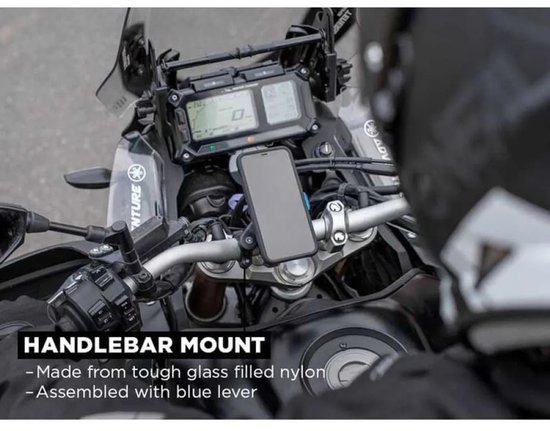 Motorrijder met Quad Lock stuurbevestiging en telefoonhouder op de motor.