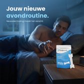 Homme sort du lit la nuit, avec un sachet de dilatateurs nasaux PurelyGoods sur la table de nuit.