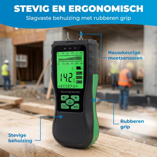 Zwarte en groene vochtmeter met LCD-scherm, in een bouwomgeving. De meter toont '14.2%', 'WOOD' en schalen.