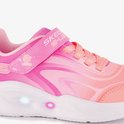 Close-up van een roze Skechers S-Lights sneaker met klittenbandsluiting en lichtjes die aan gaan in de witte zool. De sneaker heeft een oranje/roze kleurverloop.