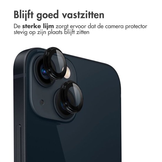 Zwarte camera lensbeschermers op een donkerblauwe iPhone, met tekst over de sterke lijm.
