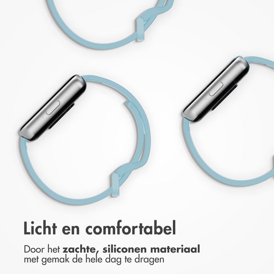 Close-up van lichtblauwe siliconen Apple Watch bandjes, die zacht en comfortabel zijn.