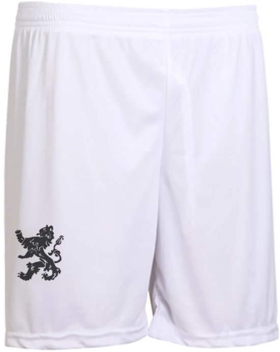 Witte voetbalbroek met een zwart leeuw embleem op de linkerpijp.
