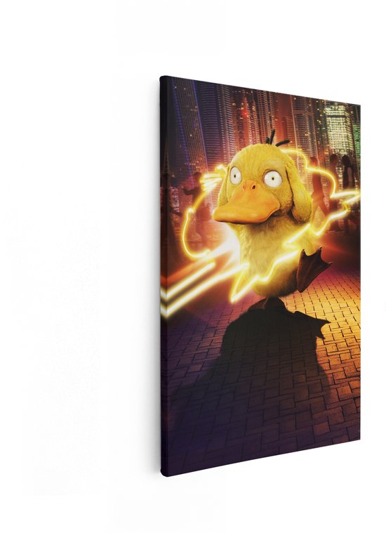 Een geel Psyduck-personage met grote ogen, met een schaduw op de grond, in een stad met neonlichten.