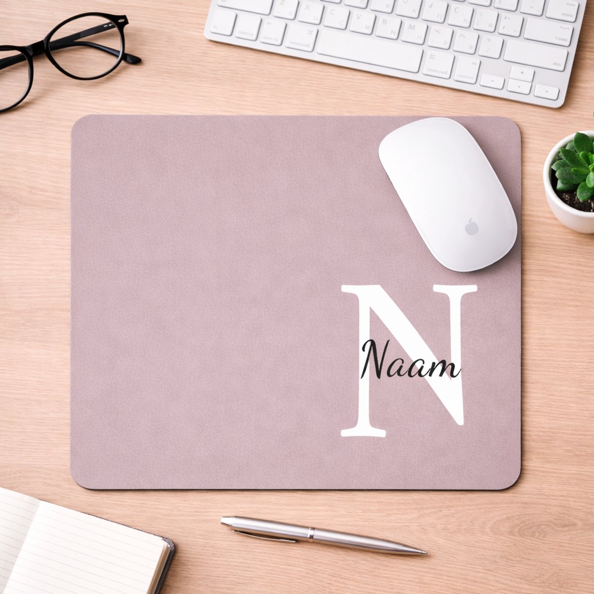 Muismat - Kleur Pastel Paars - Gepersonaliseerd met jouw Letter en Naam - Anti slip - Muismatten - Cadeau - Formaat 22,5 cm x 19 cm
