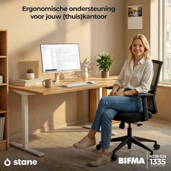 Jonge vrouw zit op een zwarte bureaustoel aan een bureau met computer. Stoel is NEN-EN 1335 en BIFMA gecertificeerd.