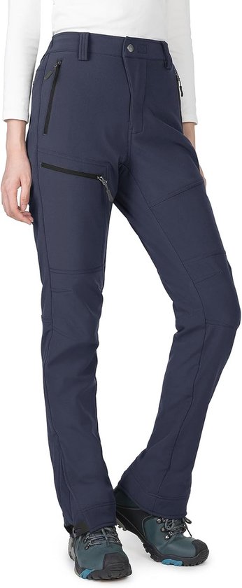 Donkerblauwe softshell broek met ritszakken, gedragen door een vrouw, close-up van de voorkant en benen.