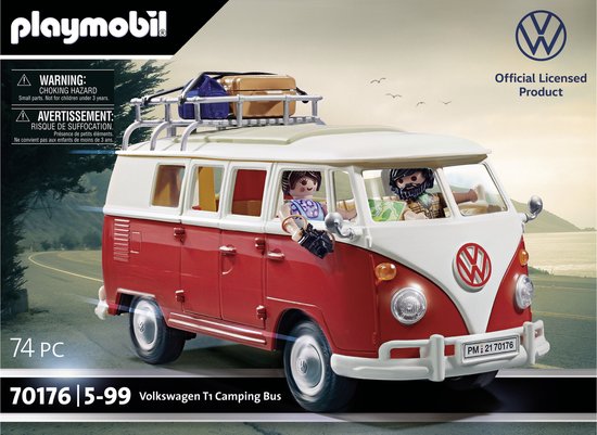 PLAYMOBIL Volkswagen T1 campingbus, rood en wit, met twee figuren, rijdend op een weg.