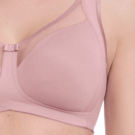 Detail van een roze beugelvrije bh, de cups met transparant inzetstuk.