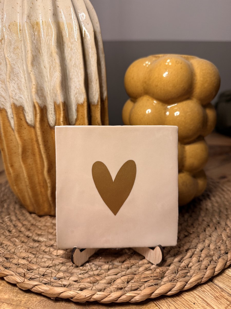 Beige Tegeltje 10×10 cm – Gouden Hart – Studio Nihra – Minimalistische Decoratie & Cadeau