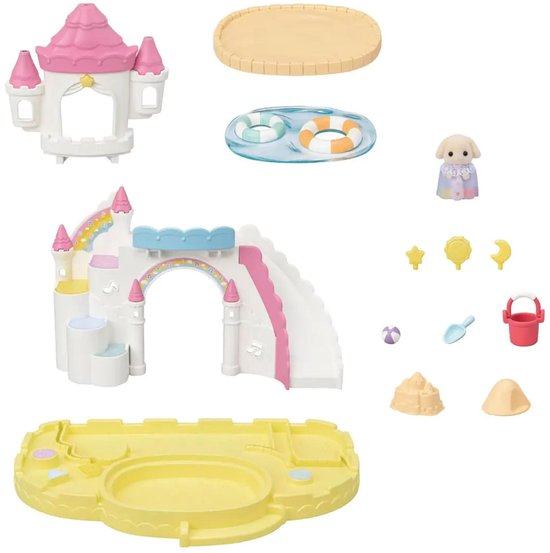 Een verzameling speelgoedaccessoires, waaronder een kasteel, glijbaan, zwembad, zandbak, emmer en een bloemenkonijn baby.