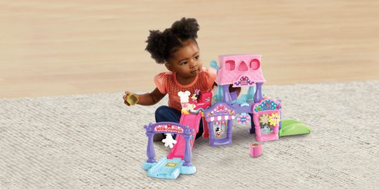 Roze en paars VTech Minnie's IJssalon speelset met jonge meisje.