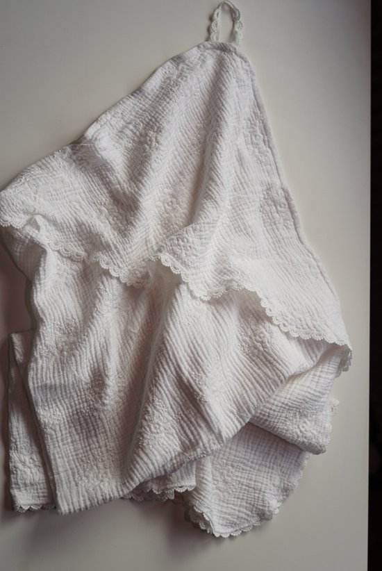 Baby-inbakerdoek-wit geborduurd-90x90 cm-handgemaakt-(Sweet baby Bedstraw ) — afbeelding 5