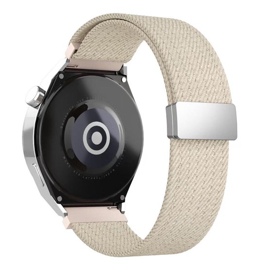 Montre connectée argentée avec bracelet en tissu beige, boucle argentée.