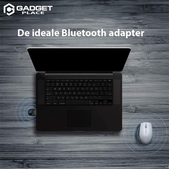 Zwarte Gadgetplace USB Bluetooth adapter aangesloten op een laptop, naast een witte Bluetooth muis. Achtergrond van houten planken.