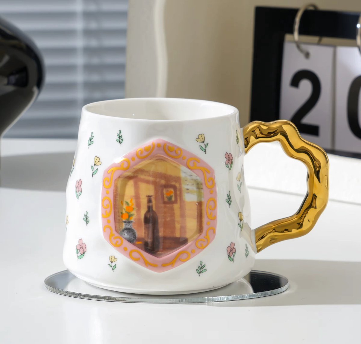 Luxe Porseleinen Mok 'Stilleven met Wijn' - Gouden Oor & Roze Montuur - Handgemaakt Design Kop - 390ml